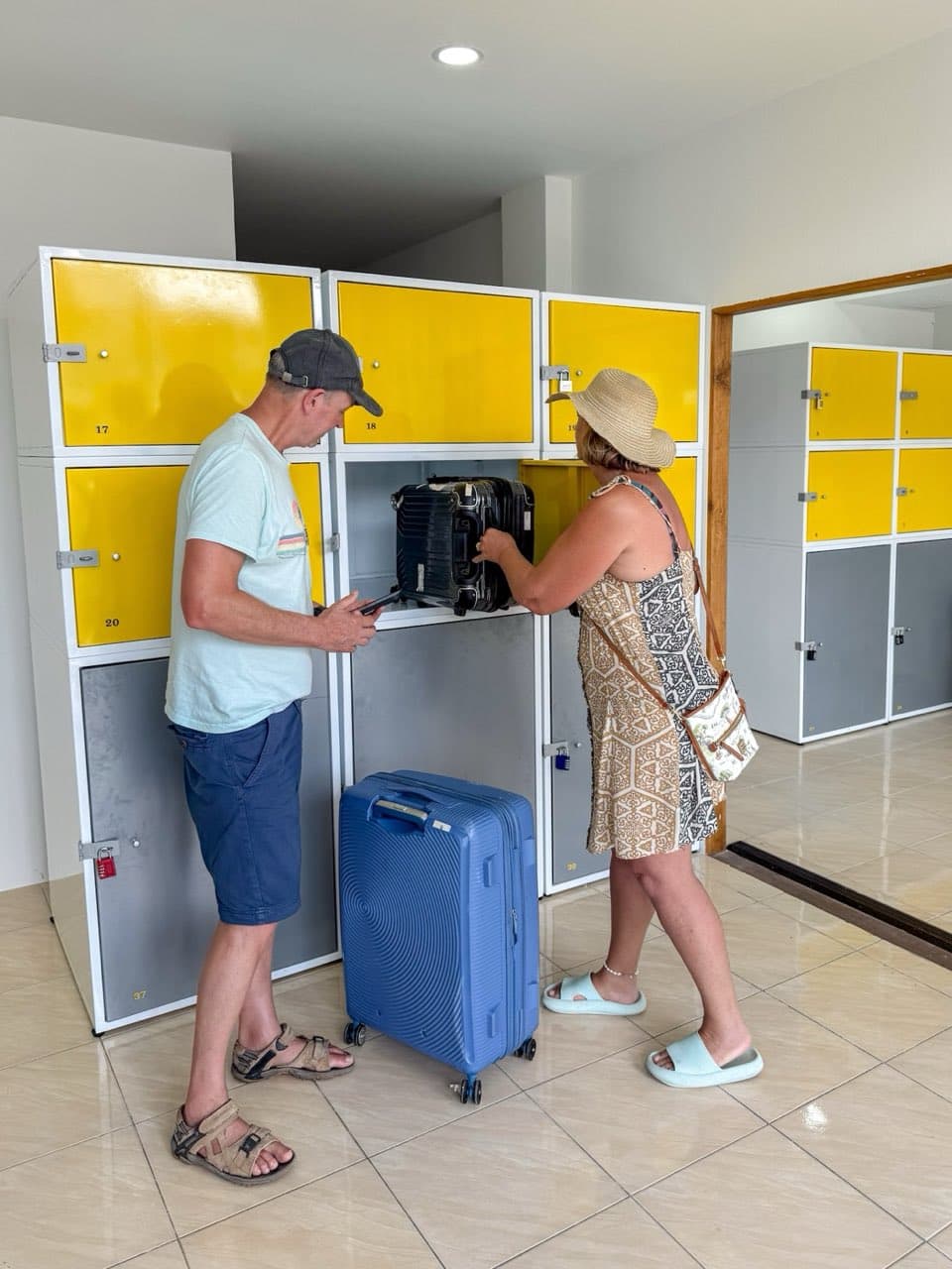 Customers at the lockers in Chaweng